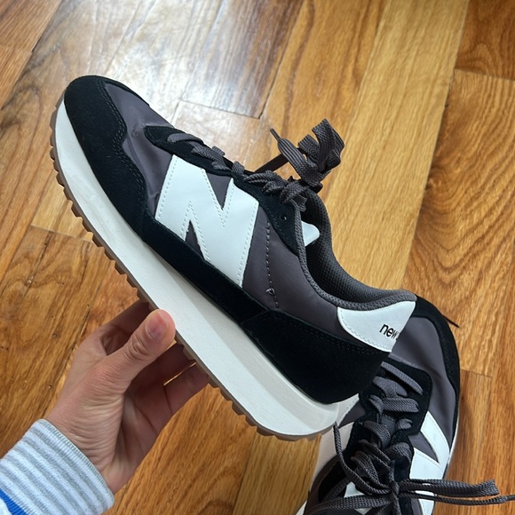 Women’s black and white New Balance Sneakers - almost new condition size 7 - Picture 7 of 8